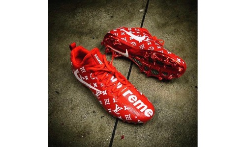 Supreme 还和 Louis Vuitton 以及 Nike 带来了一双三方联名橄榄球鞋？