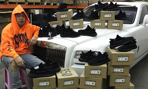 Allen Kuo 这次除了秀新 “椰子” 外，还秀了一辆劳斯莱斯