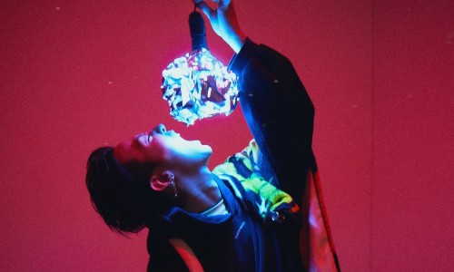 GD：“看着自己的造型，有时我也蛮尴尬的…”