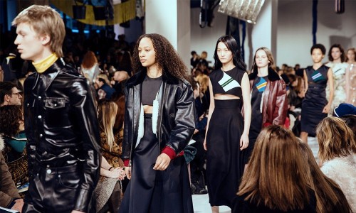 Raf Simons 在 CK 交上的第一份 “考卷”，你会给几分？