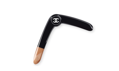 CHANEL 推出春夏小物系列，其中还有一款回力镖
