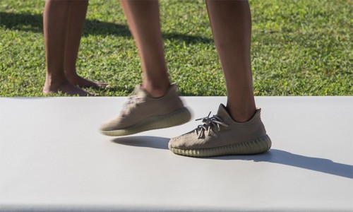  Yeezy Boost 350 V2 新配色 “Dark Green” 发售信息释出