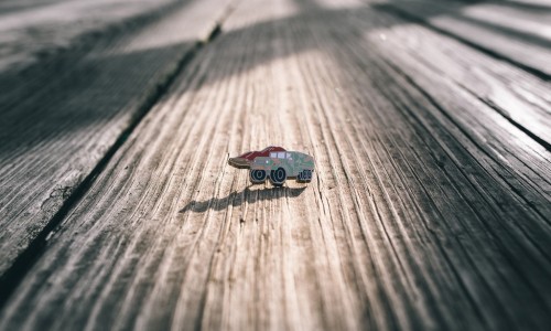 是个军事迷？那你可不能错过 Alpha Industries 与 PINTRILL 推出的这套钉章