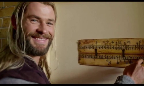 想知道雷神索尔在地球上的生活怎么样吗？