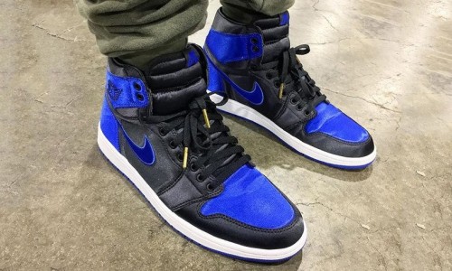 Air Jordan I “Royal” 还未发售，它的 “Satin” 版本已经曝光出实物了