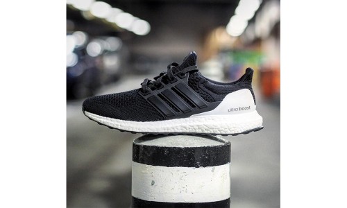 这是一双融合 HYPEBEAST、Wood Wood 联名款 DNA 的 Ultra Boost