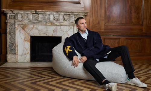 Raf Simons 与 Kvadrat 合作推出家具系列