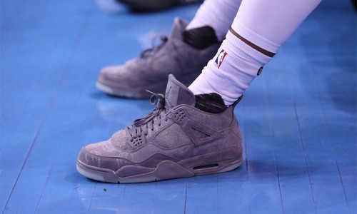 在你还在排队时，Gary Payton II 已经上脚 KAWS x Air Jordan IV 下场比赛了