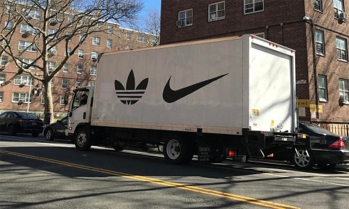 Nike x adidas 的“世纪联名”，偷偷在店里上架了…