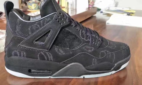 KAWS x Air Jordan IV 还有一双黑色版本？