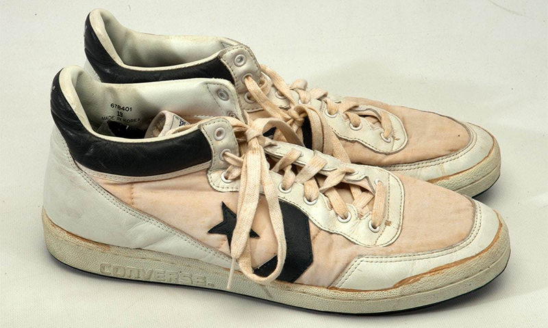 这双 Michael Jordan 曾经穿过并带签名的 CONVERSE 现在拍卖了
