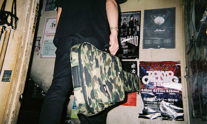 A BATHING APE® 带来首款吉他背包