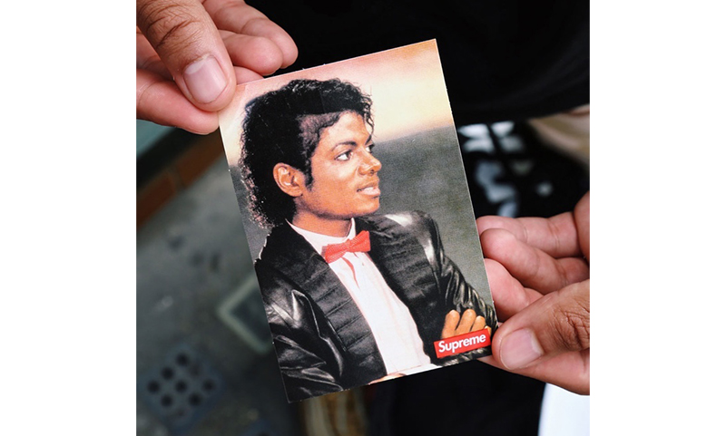 除了衣服滑板外，Supreme x Michael Jackson 还有一款纪念贴纸