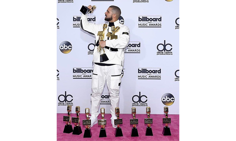 独揽 13 个奖杯？Drake “横扫” 2017 Billboard Music Award