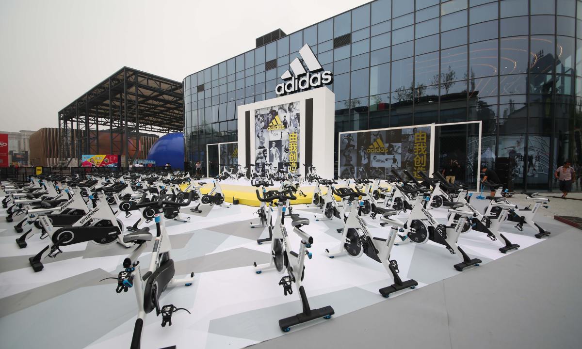 adidas 新开了一家运动体验迷你品牌中心，在店里你甚至可以打篮球