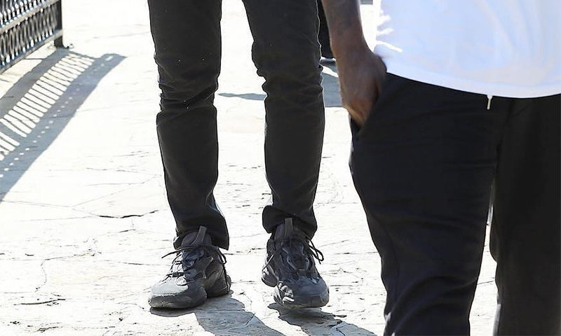 Kanye West 上脚曝光 YEEZY Runner 黑魂配色
