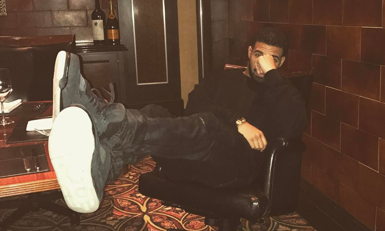 Drake 现在也拥有了 KAWS x Air Jordan IV 黑色亲友限定版