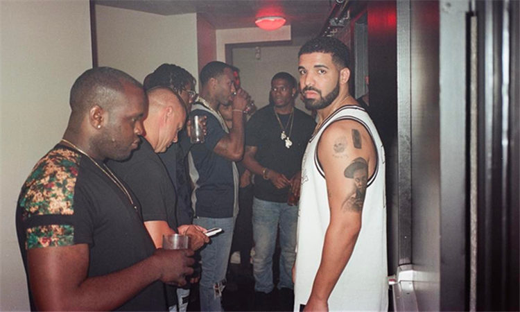 Drake 把 Lil Wayne 的肖像纹在了自己身上
