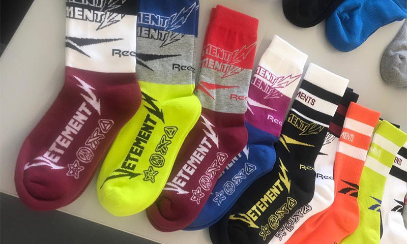 VETEMENTS 除了和 Reebok 推出联乘鞋款外，还有袜子