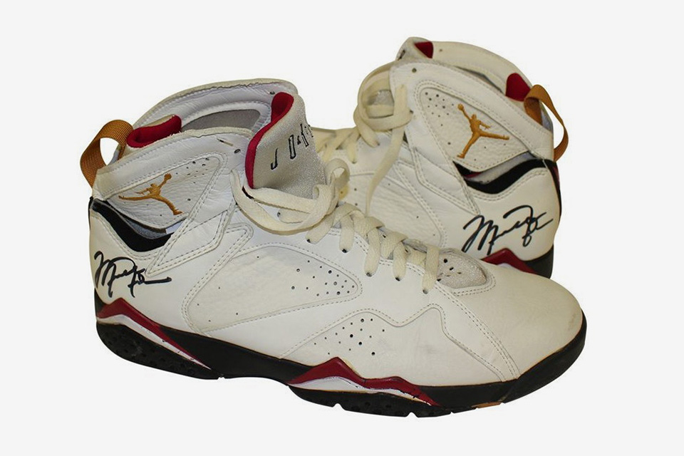 那双 Michael Jordan 在 1992 年穿过的 Air Jordan VII 拍卖了