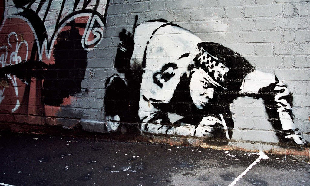 遗失数年的 Banksy 作品《Snorting Copper》竟在废弃厕所被重新发现