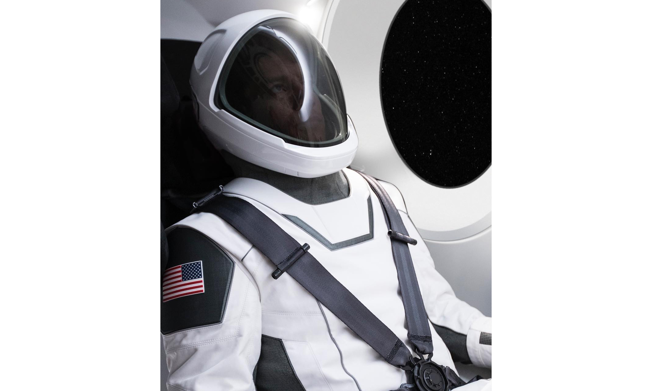 未来太空战士，Elon Musk 展示首款 SpaceX 宇航服