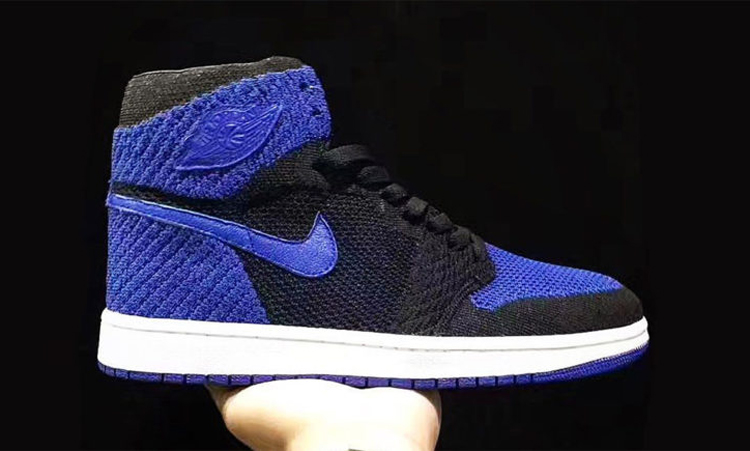 有了 Bred，Air Jordan I Flyknit 自然也少不了 Royal 配色