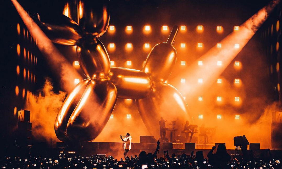 Jeff Koons 的经典作品 “Balloon Dog” 与 Jay-Z 同台