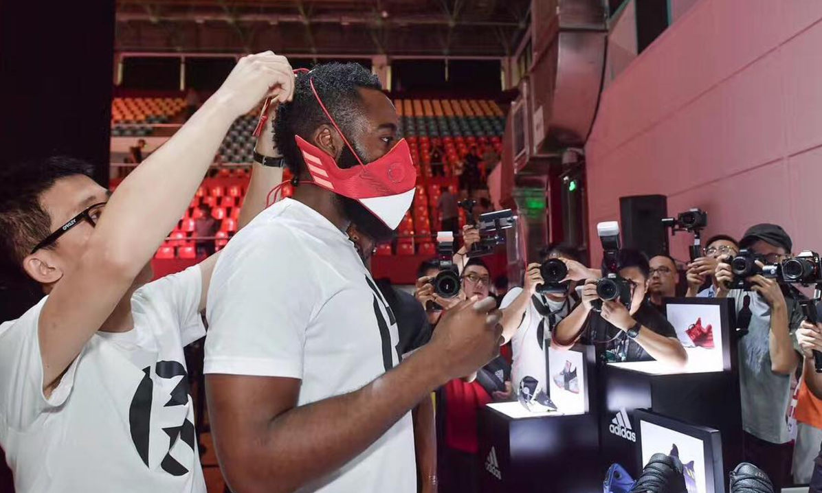 王志均为 NBA 球星打造专属 ”球鞋面具“