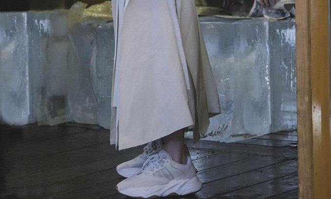 YEEZY Wave Runner 700 登上《VOGUE》澳洲 8 月刊