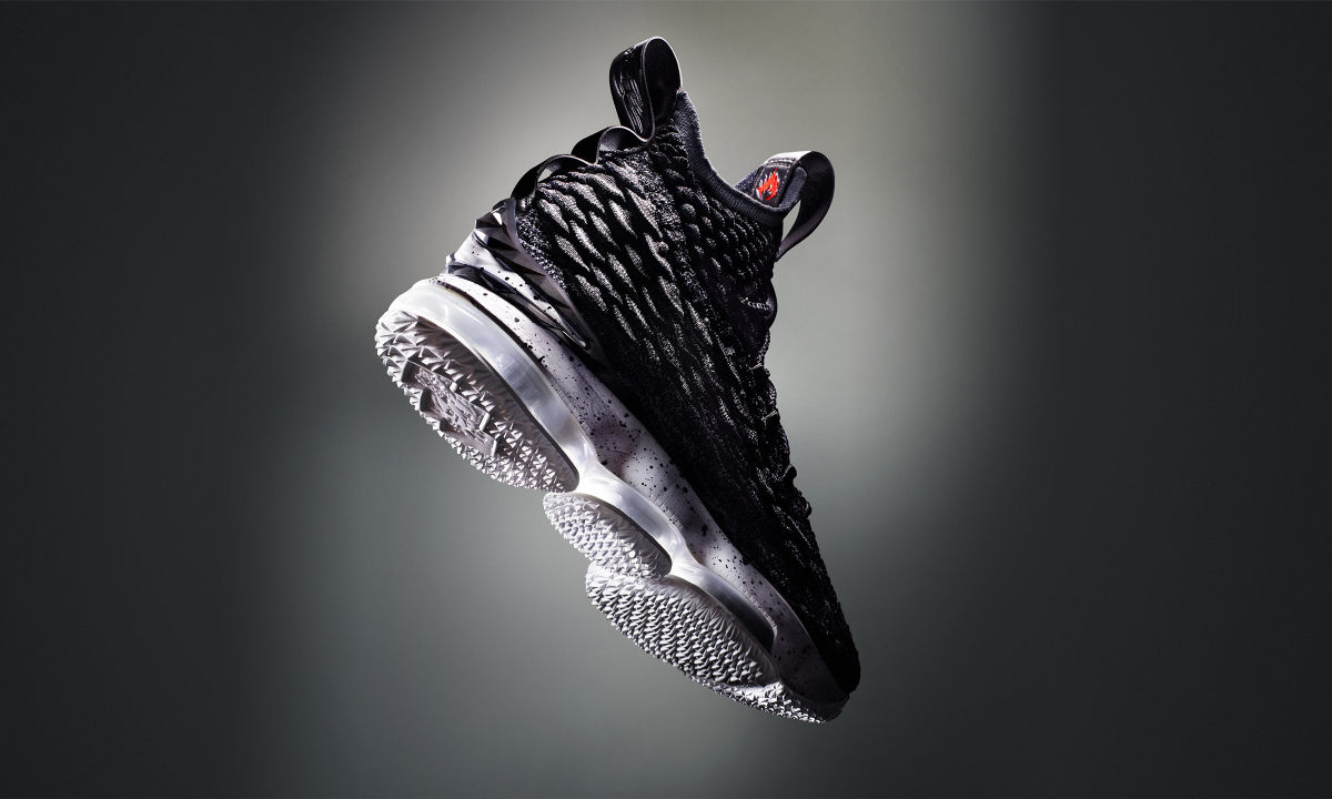 皇帝的新靴，Nike 正式发布 LEBRON 15