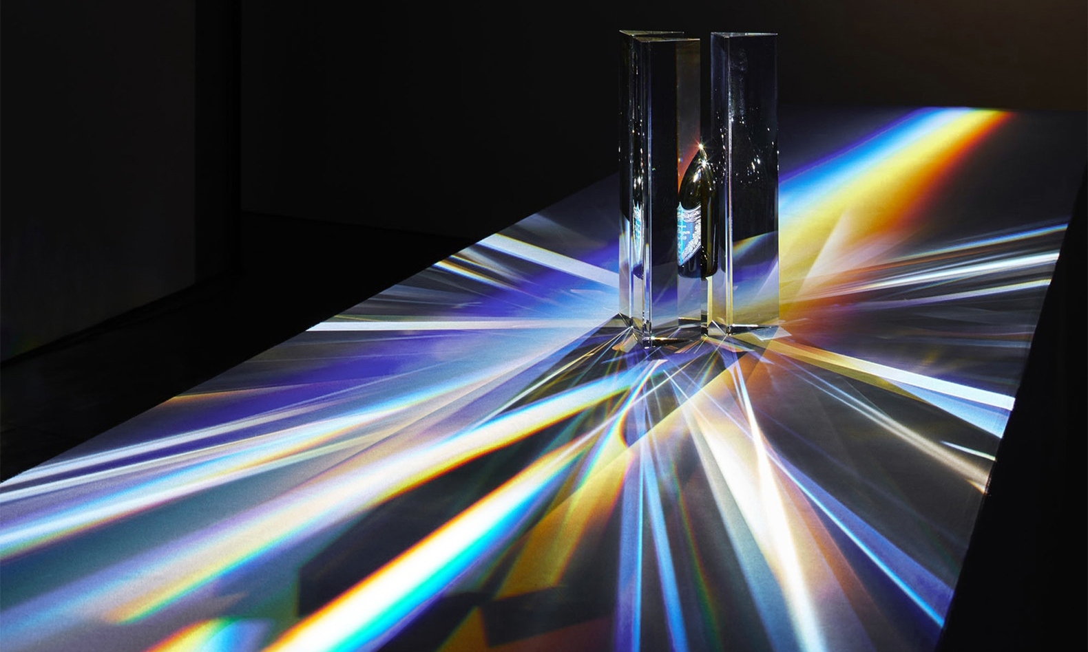 DomPérignon 展示了吉冈德仁创作的 “Prism” 水晶艺术品