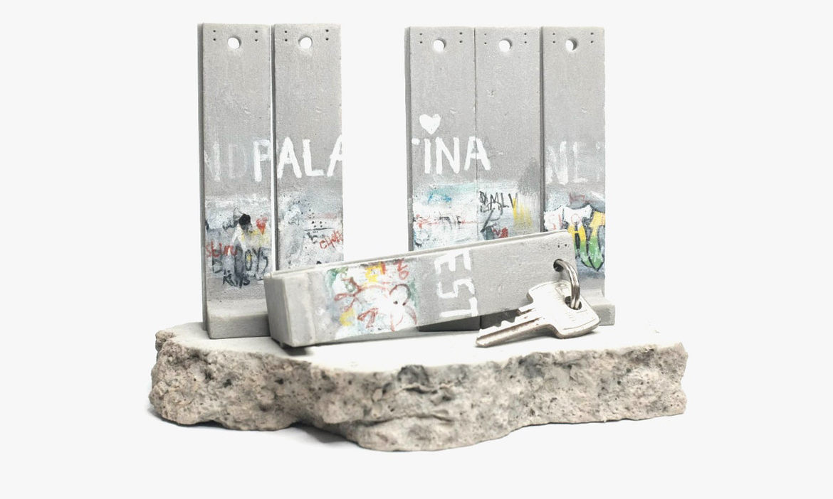 Banksy 在他的 “Walled Off Hotel” 后方开设礼品店