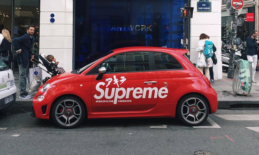 colette: 门口停了一辆《AKIRA》 x Supreme 的联名汽车