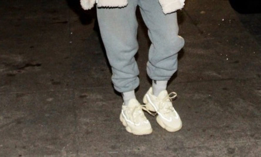 Kim Kardashian 上脚新款 YEEZY sneaker