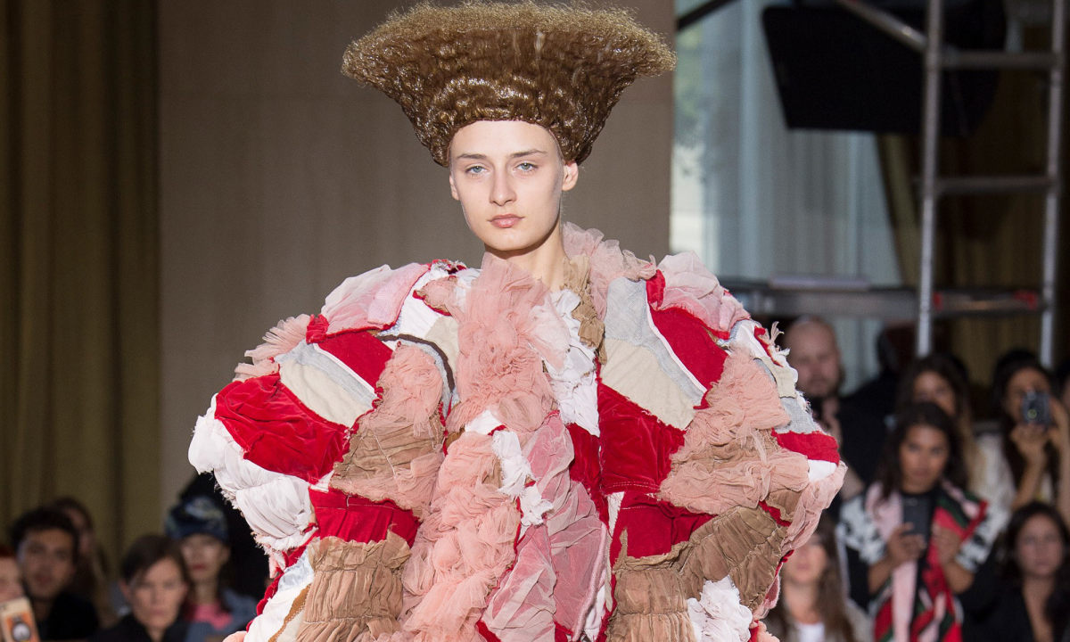 少女上身的 Comme des Garçons 2018 春夏成衣系列回顾