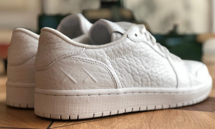 KAWS 收到了一款定制版 Air Jordan I Low Swooshless