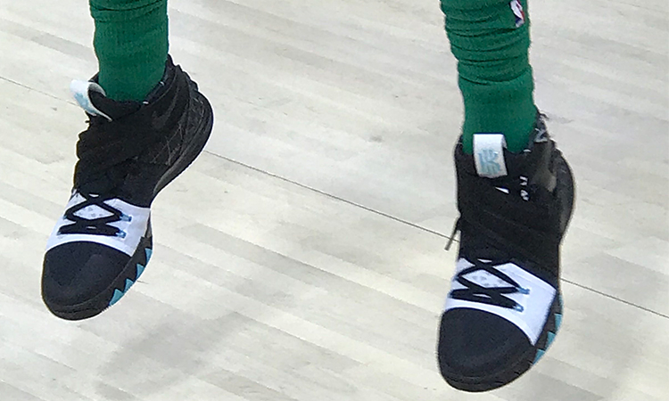 NBA 揭幕战，Kyrie Irving 上脚全新战靴