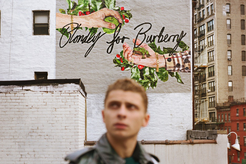 Blondey McCoy 携手 Burberry 在纽约街头创作壁画