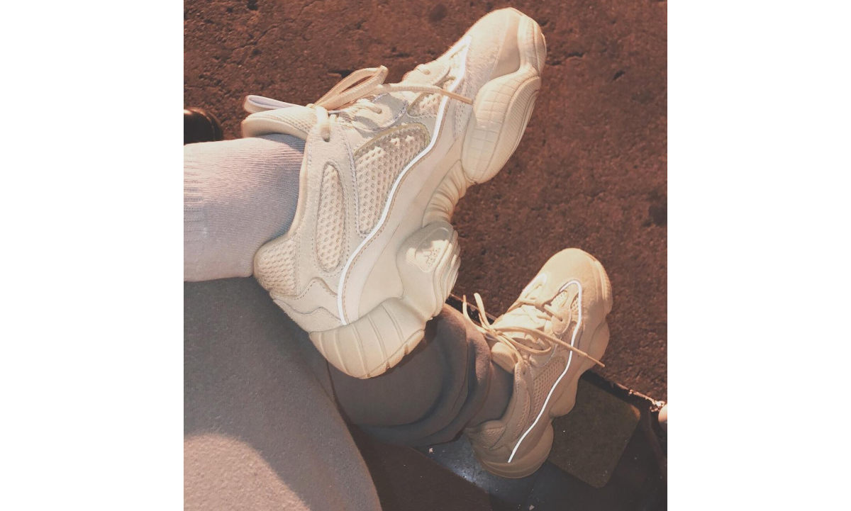 Kim Kardashian 上脚示范，公布新鞋名称为 Mud Rat 500