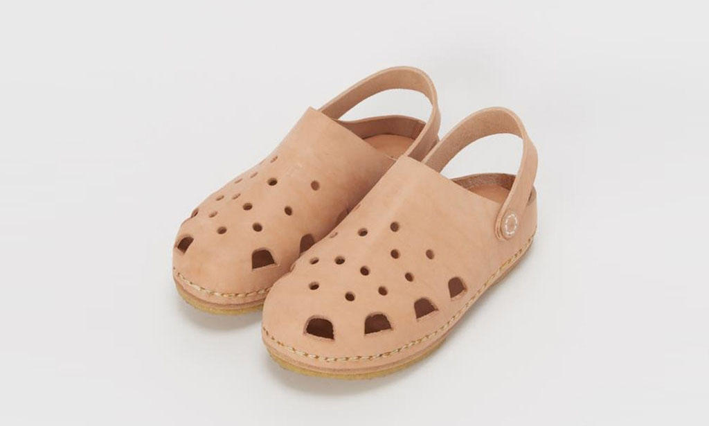 Hender Scheme 推出皮革 “洞洞鞋”