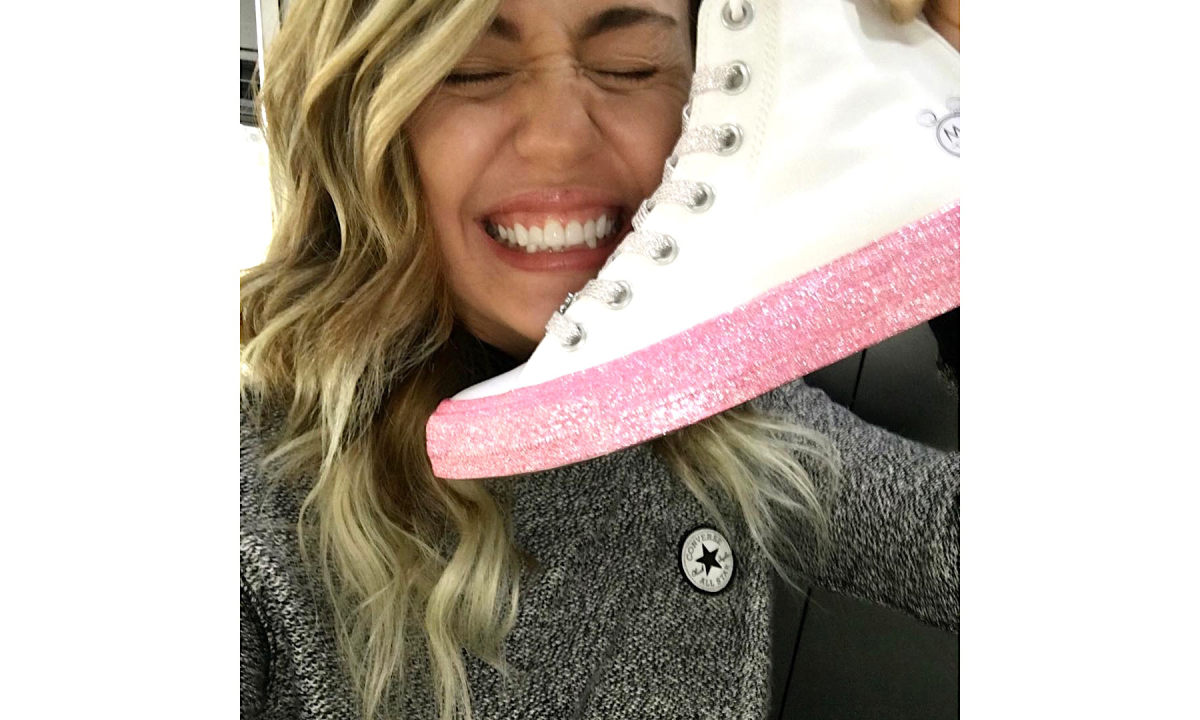 Miley Cyrus 抢先曝光与 CONVERSE 联名款式