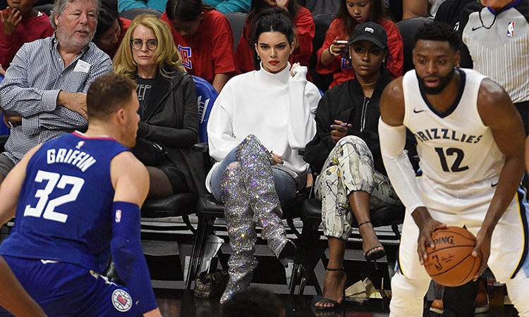 Kendall Jenner 脚下这双 Saint Laurent 长靴要近 7 万人民币