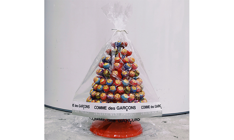 想尝尝 COMME des GARÇONS 的圣诞糖果吗？