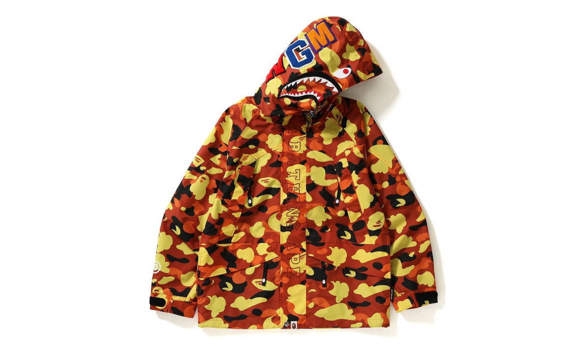 A BATHING APE® 1ST CAMO 鲨鱼滑雪服今日登场