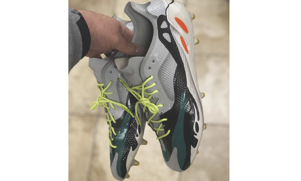 你可以穿着 Wave Runner 700 去踢球了