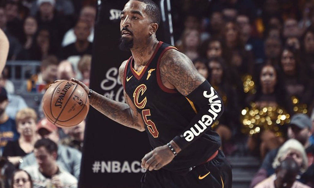 J.R. Smith 戴着 Supreme 护臂现身 NBA 球场