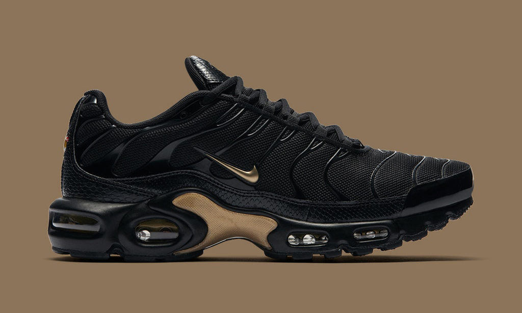 Nike 推出新年 “黑金套装”