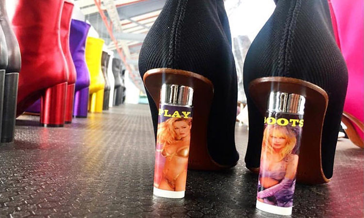 VETEMENTS 这次将 PLAYBOY 女郎印在了高跟鞋上