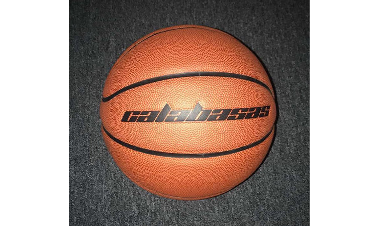Kanye 的 CALABASAS 系列还出了篮球？